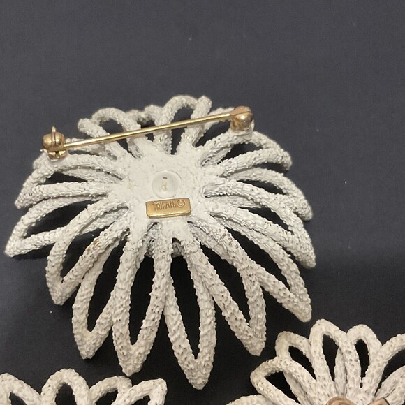 Vintage Crown Trifari White Daisy Brooch & Earring Set – Textured Molded Design - Picture 5 of 6